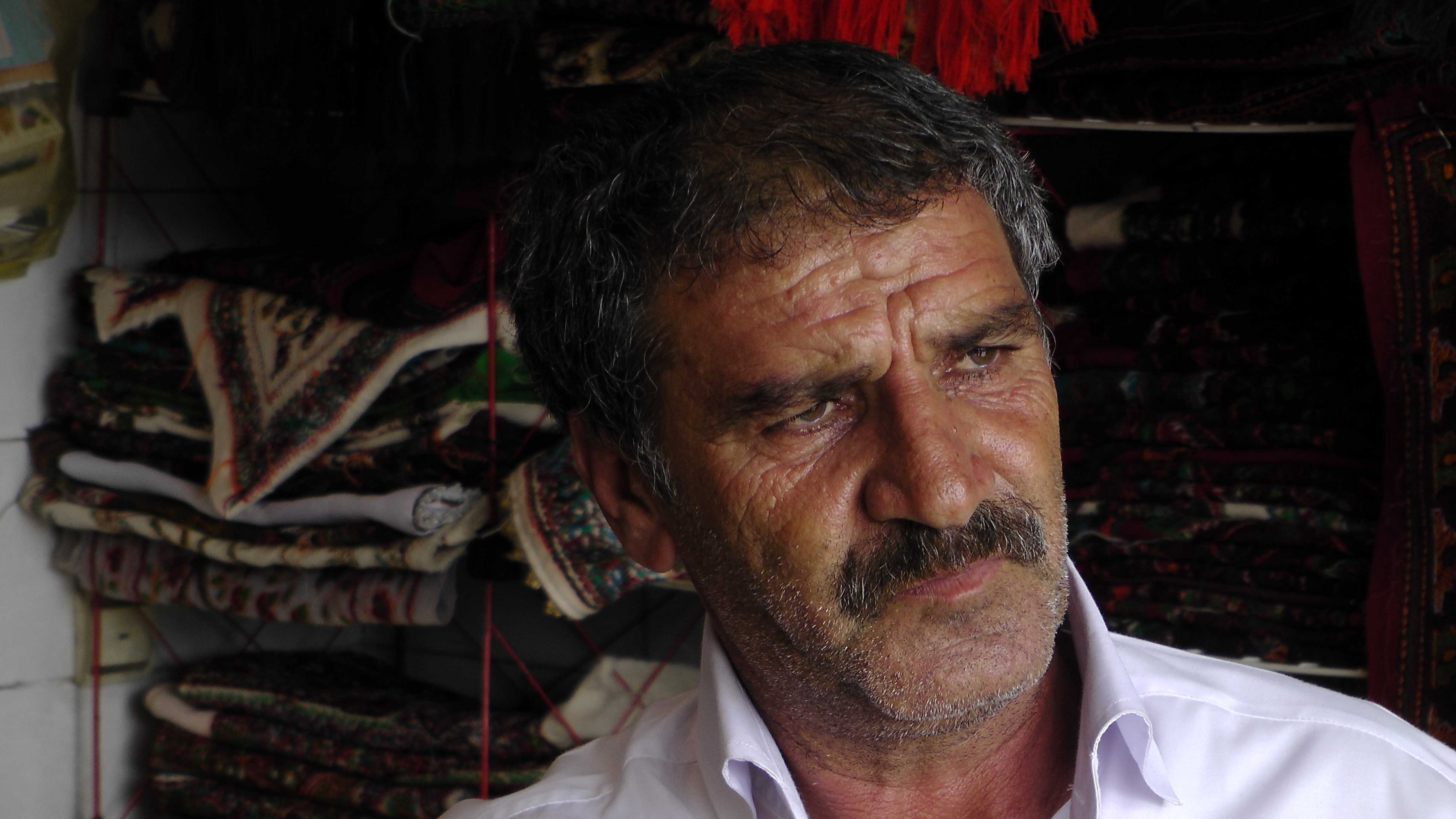 Iran - Venditore di tappeti